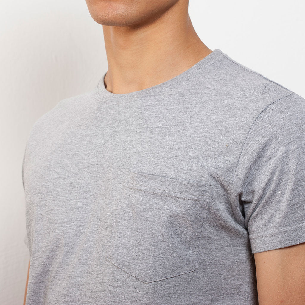 Camiseta con bolsillo unisex Teckel foto modelo hombre detalle bolsillo