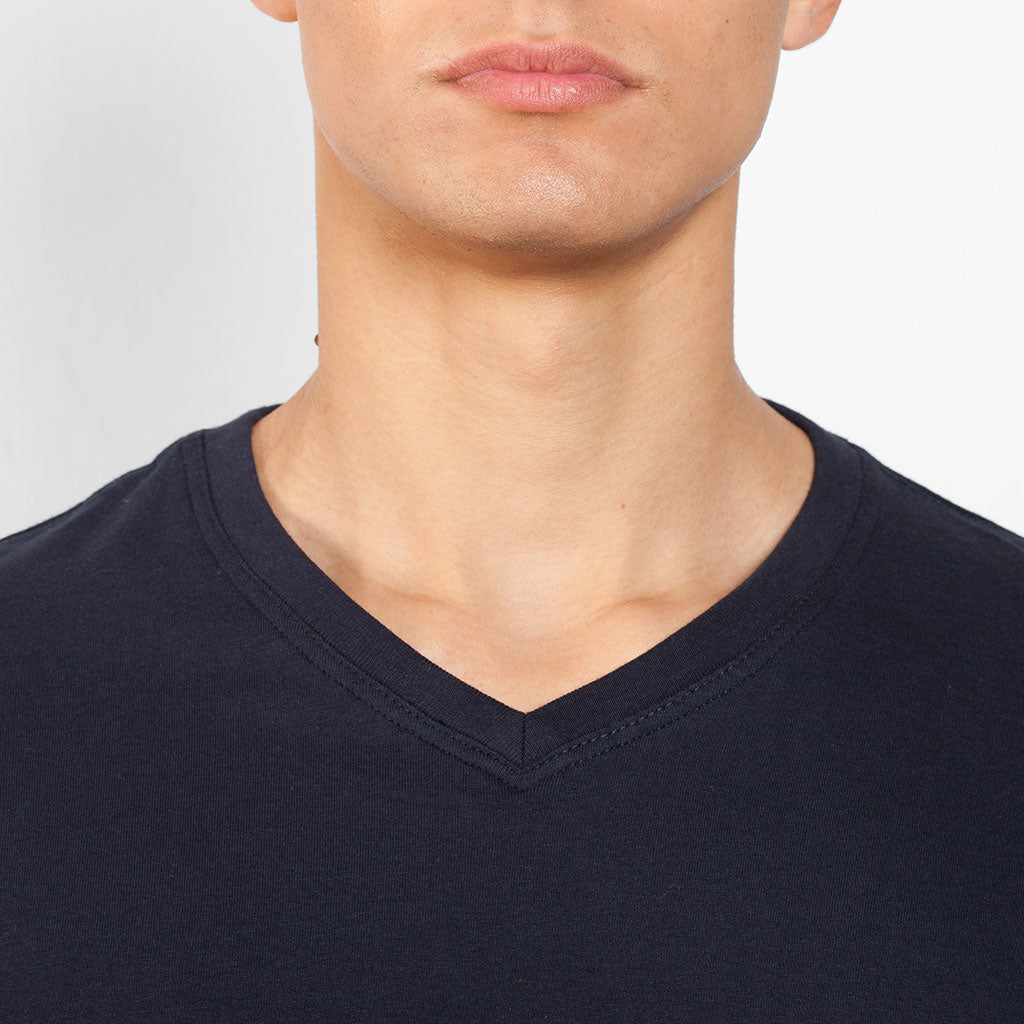 Modelo con camiseta cuello pico Samoyedo color azul marino - detalle cuello