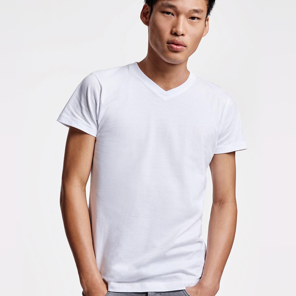Modelo con camiseta cuello pico Samoyedo color blanco
