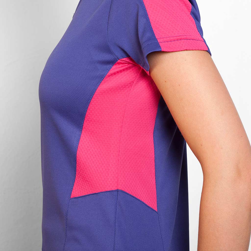 Camiseta técnica cuello pico combinada mujer suzuka detalle lateral